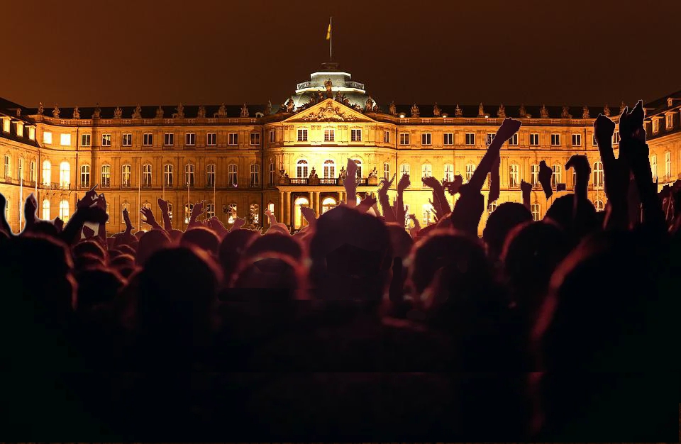 Menschenmenge vor Stuttgarter Schloss