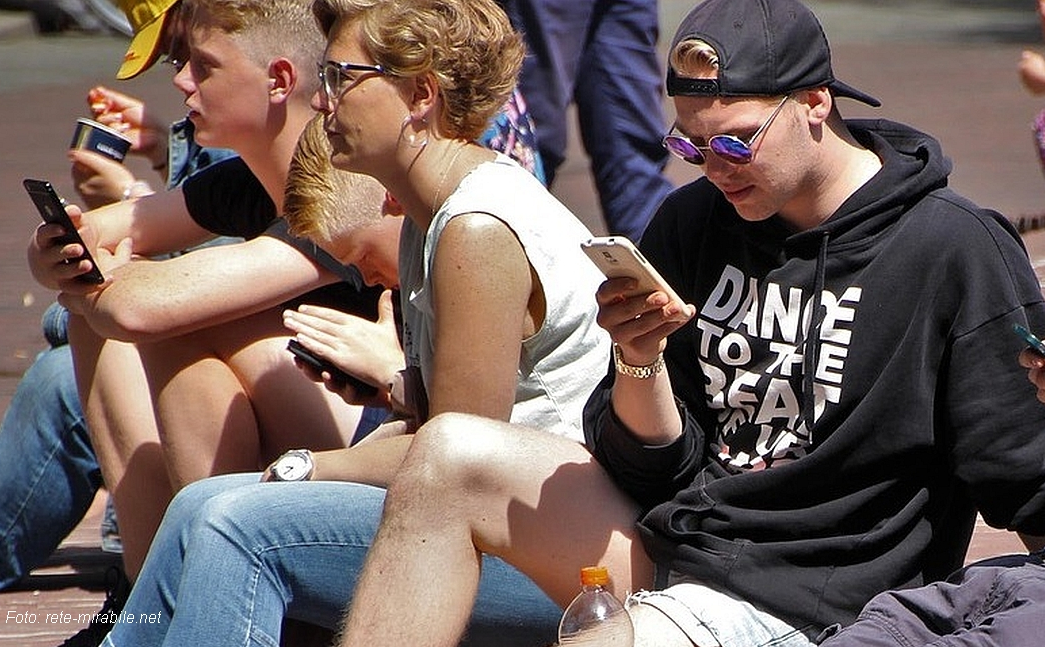 Leute mit Smartphones